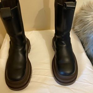 Bottega Veneta tire boot in blk and brown in a sizes 36.5